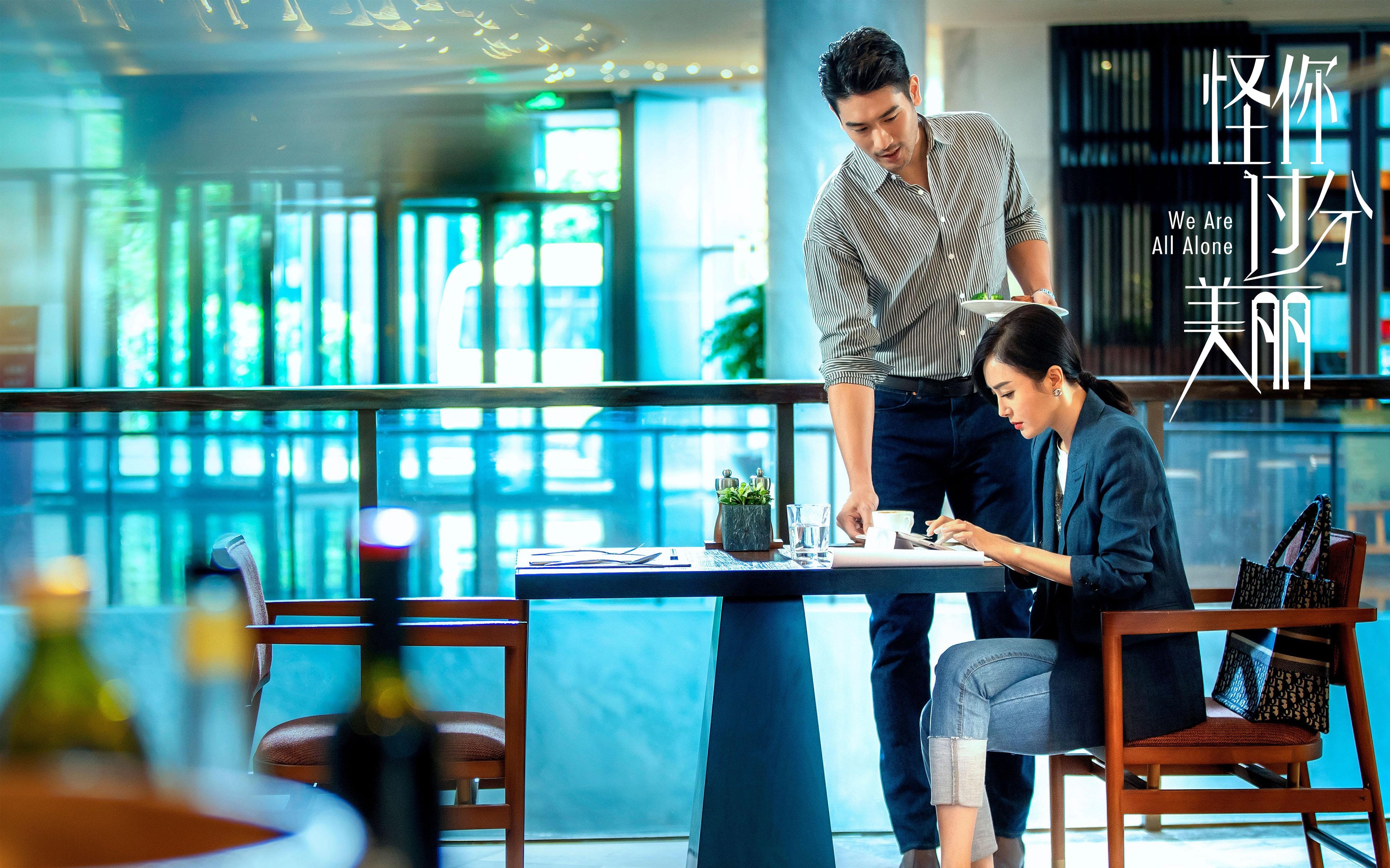 《赛事道具与周边：电竞粉丝的收藏狂潮》，电竞周边产品礼盒